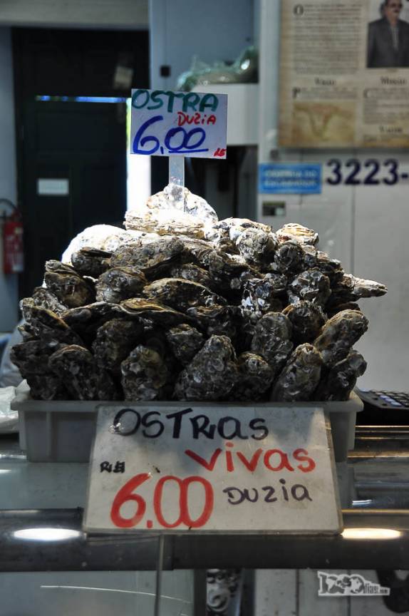 Venda de ostras no mar no Mercado público de Florianópolis, Santa Catarina